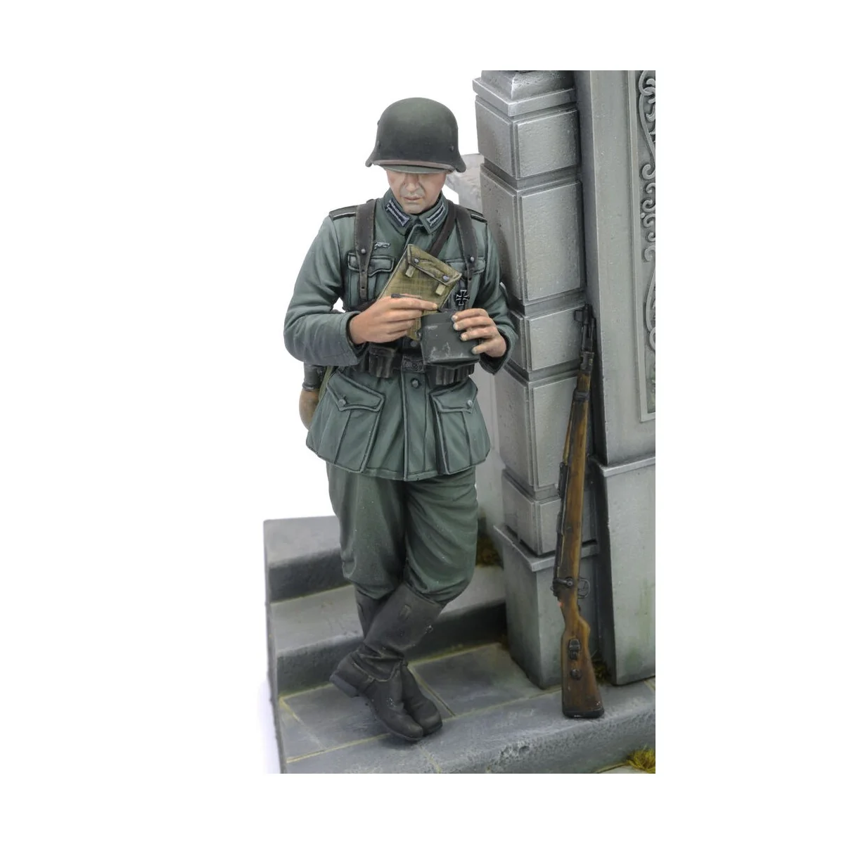 German soldier eating - WWII (75 mm) - Royal Model RM958