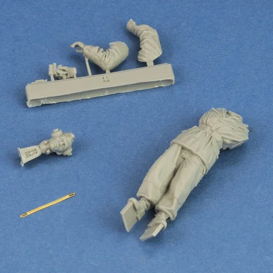 German tanker in winter dress with Tiger I Early cupola, 1/35 - Roy...