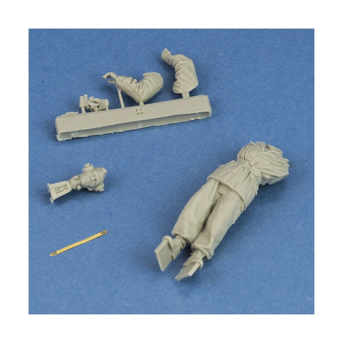 German tanker in winter dress with Tiger I Early cupola, 1/35 - Roy...