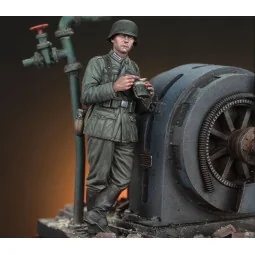 German infantry soldier eating - WWII - Royal Model RM972