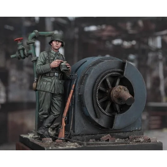 German infantry soldier eating - WWII, 1/35 - Royal Model RM972