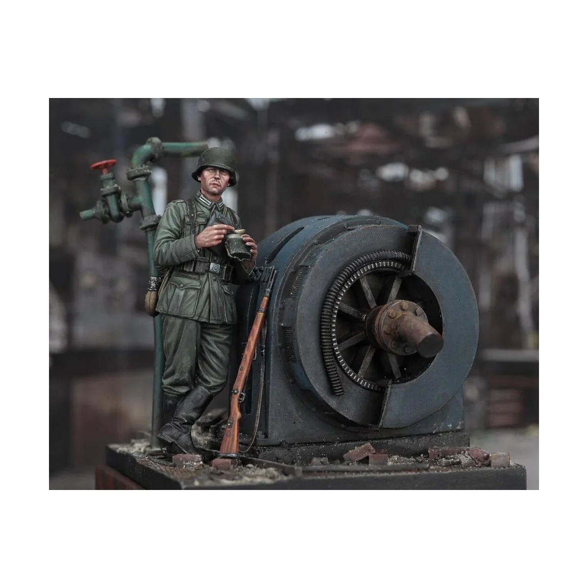 German infantry soldier eating - WWII - Royal Model RM972