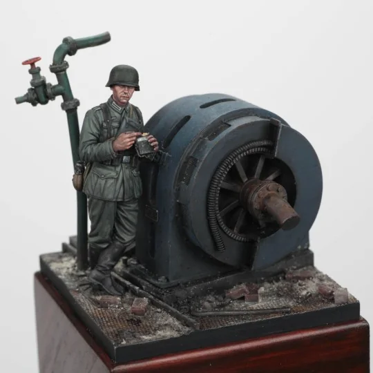 German infantry soldier eating - WWII - Royal Model RM972