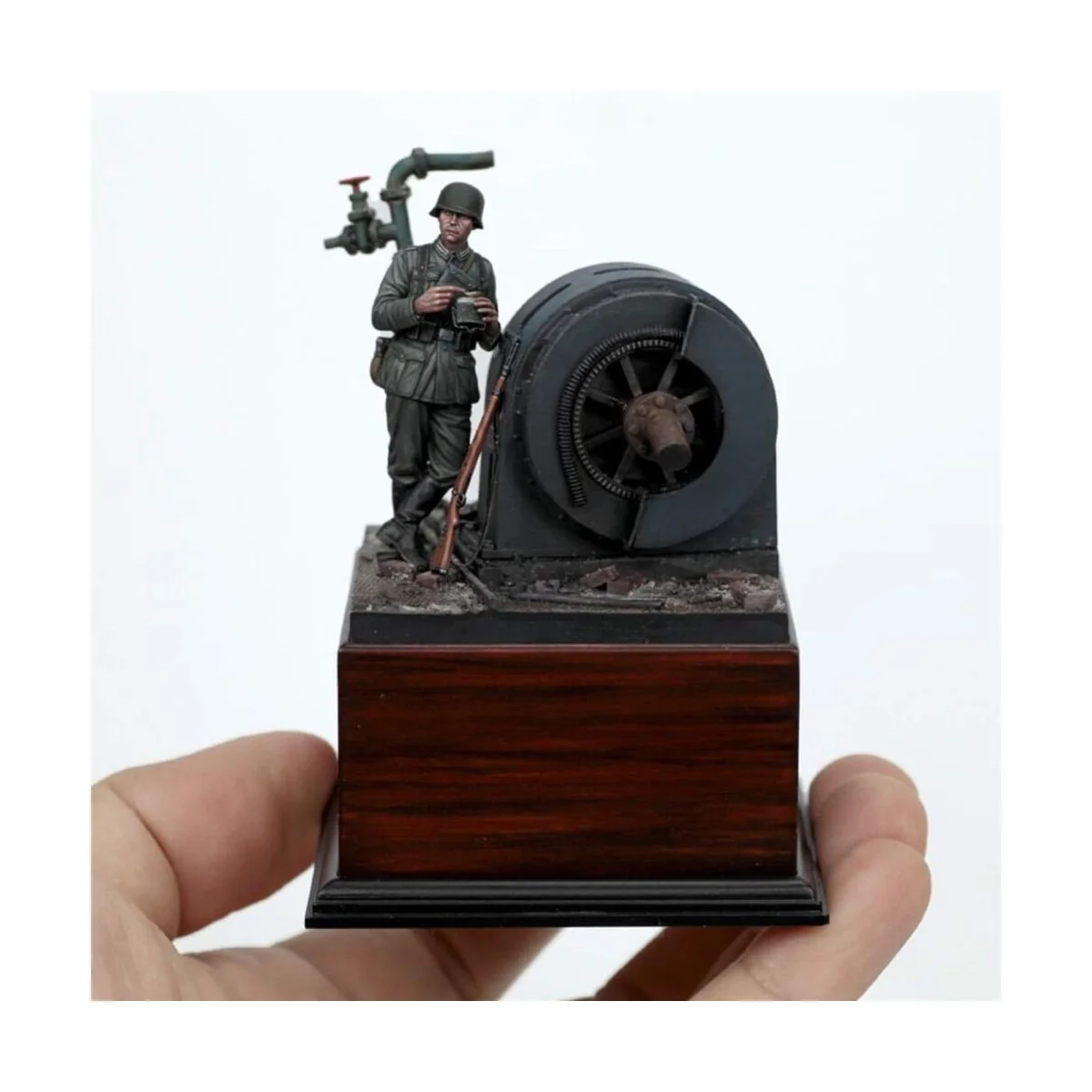 German infantry soldier eating - WWII - Royal Model RM972