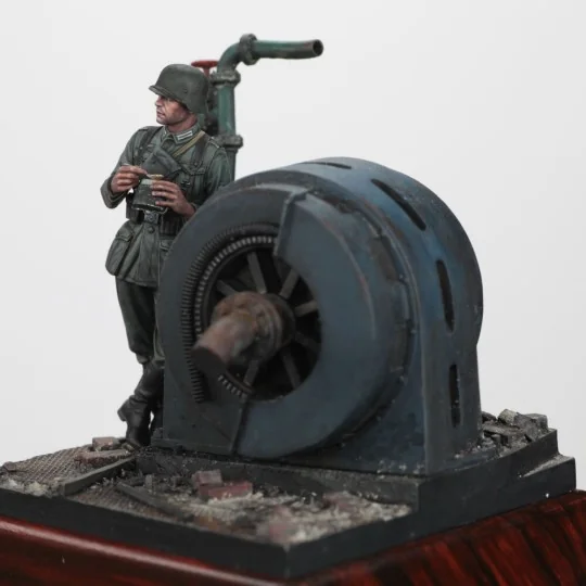German infantry soldier eating - WWII - Royal Model RM972