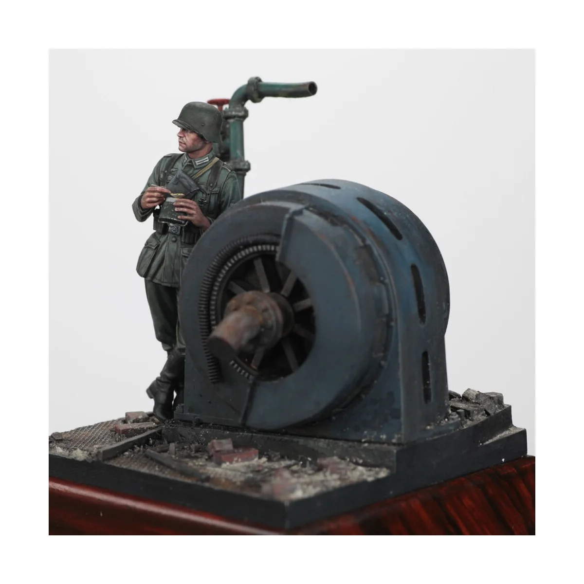 German infantry soldier eating - WWII - Royal Model RM972