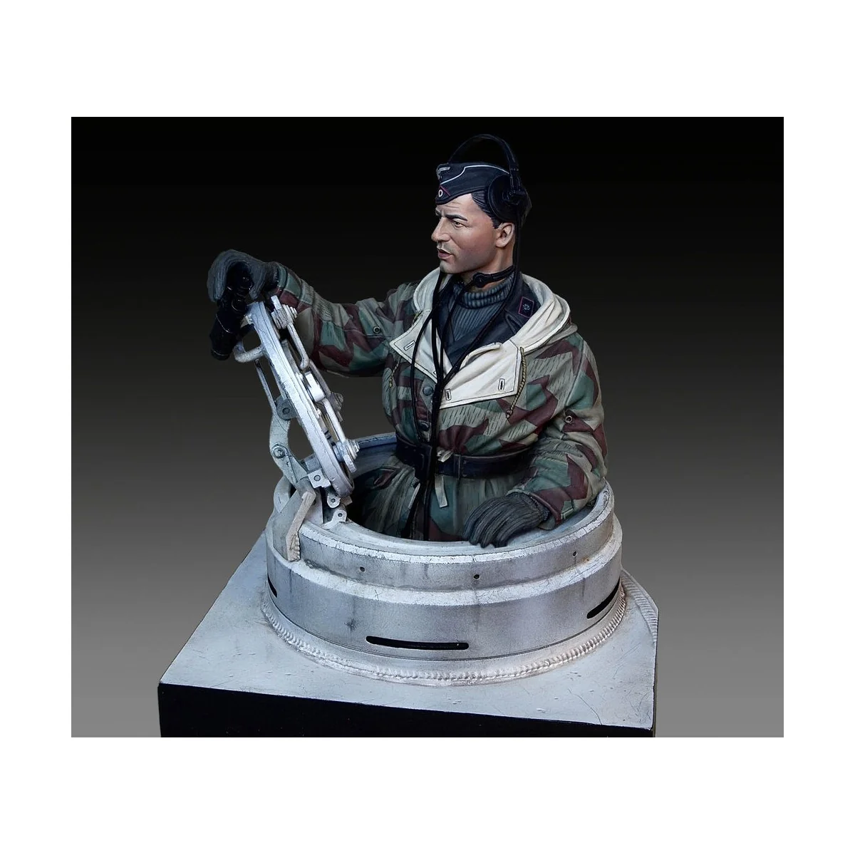 German tanker in winter dress with Tiger I Early cupola, 1/16 - Roy...