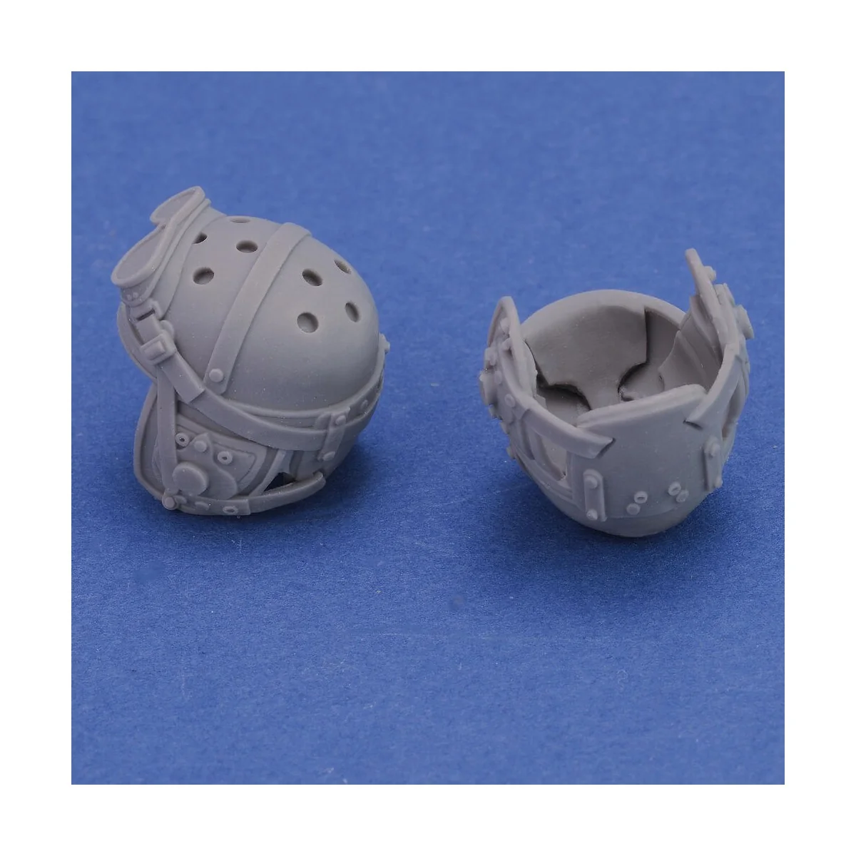 U.S. tanker helmets WWII - 2 pcs., 1/16 - Royal Model RM987