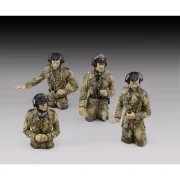 German tank crew in pit dot - WWII - Royal Model RM1105