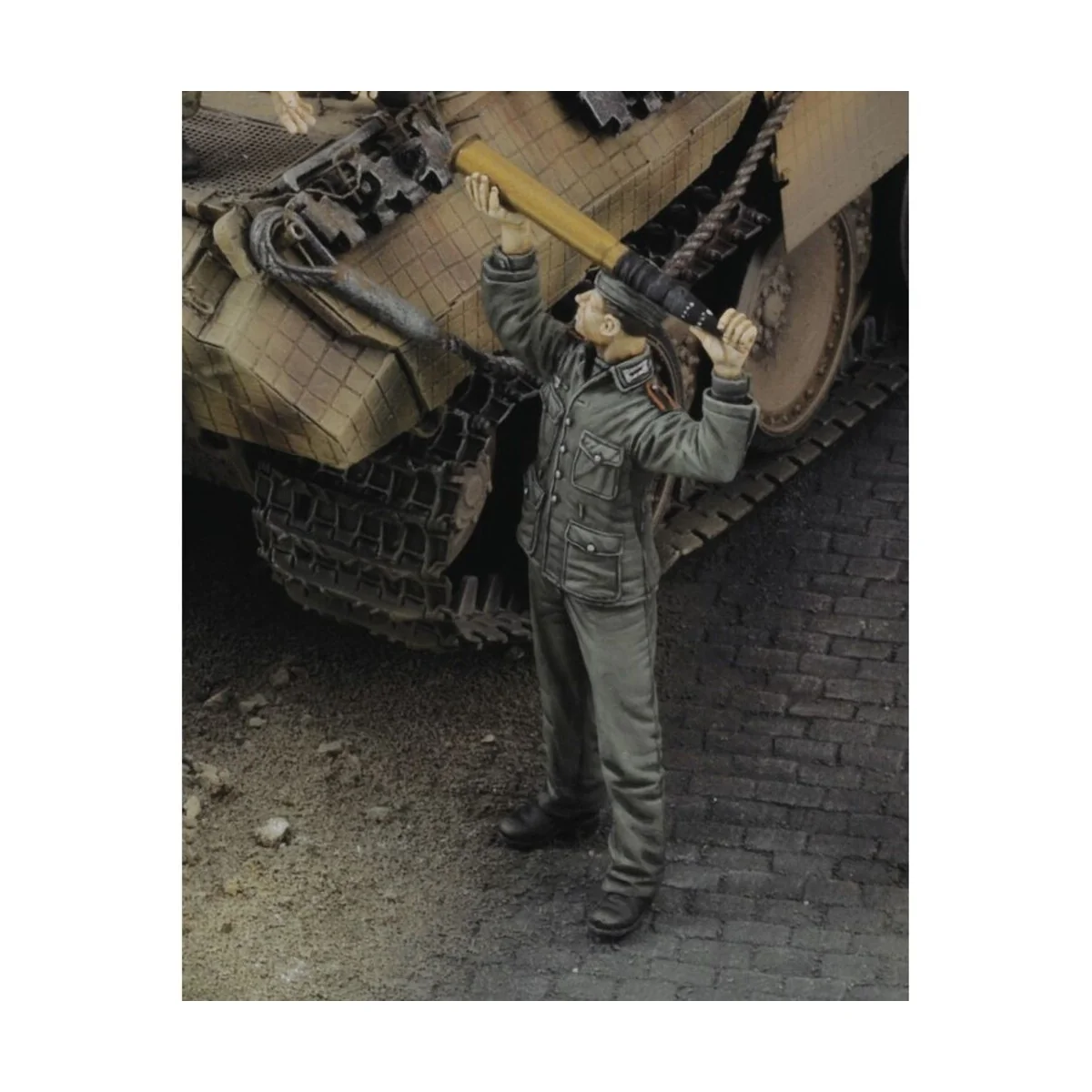 German soldier loading ammo, 1/35 - Royal Model RM1120