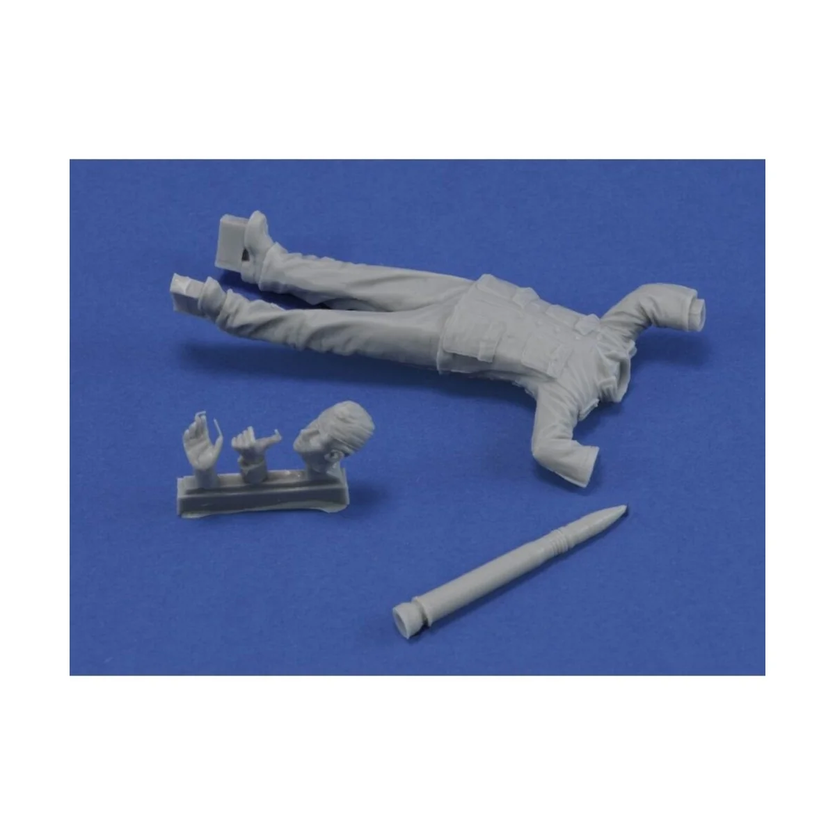 German soldier loading ammo, 1/35 - Royal Model RM1120