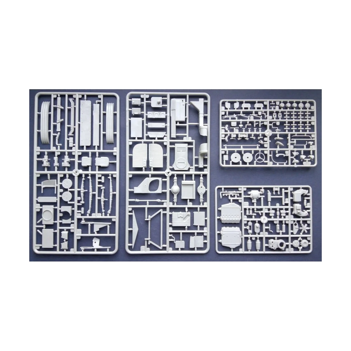 1947 PD-3701 Silverside Bus, 1/35 - Roden 816