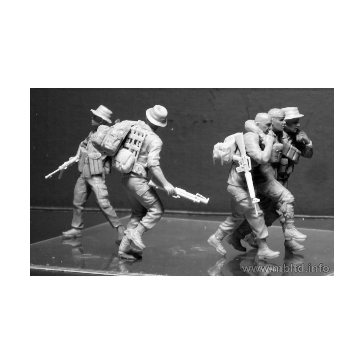 “Head for the “Huey”, Vietnam War series”, 1/35 - Master Box Ltd. 3...