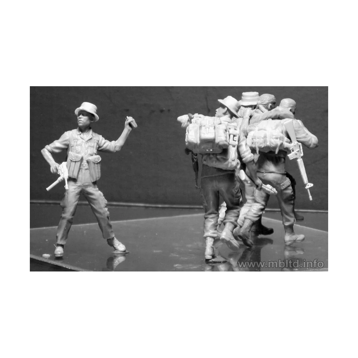 “Head for the “Huey”, Vietnam War series”, 1/35 - Master Box Ltd. 3...