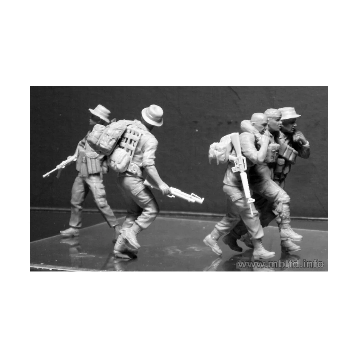 “Head for the “Huey”, Vietnam War series”, 1/35 - Master Box Ltd. 3...