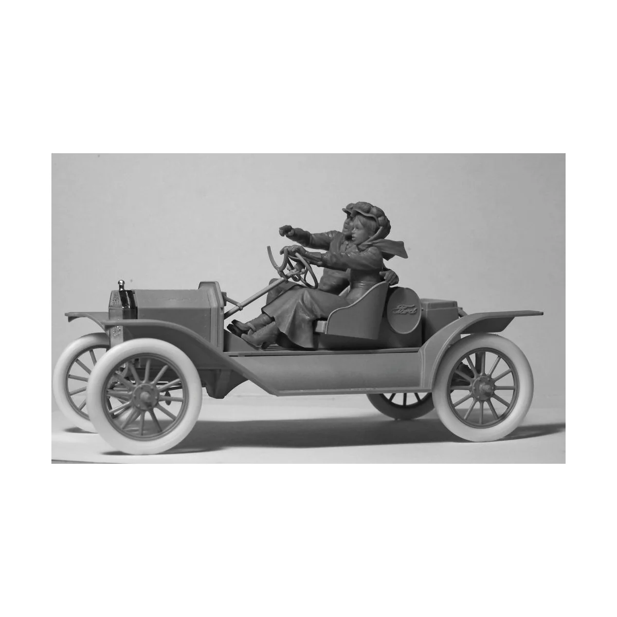 American Sport Car Drivers(1910s)(1 male 1 female figures), 1/24 - ...