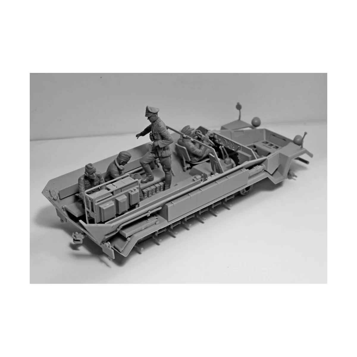German Command Vehicle Crew (1939-1942) (4 figures), 1/35 - ICM 35644