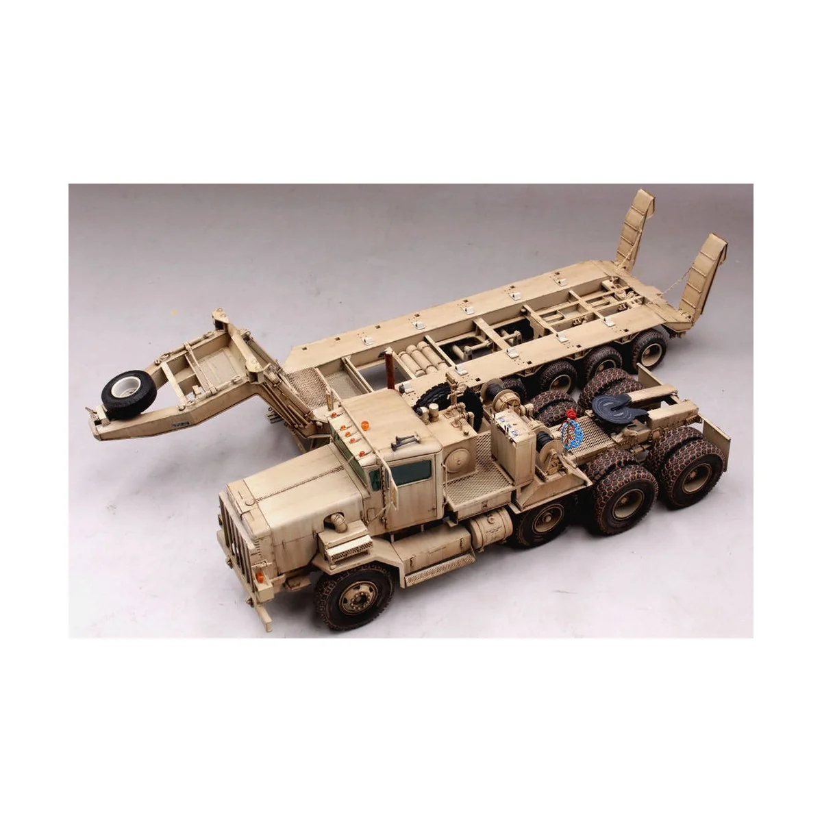 M911 C-HET w/m747 Heavy Equipment Semi- Trailer, 1/35 - Hobby Boss ...