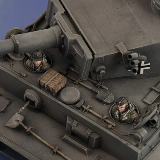 German tank crew in winter dress - WWII, 1/35 - Royal Model RM829