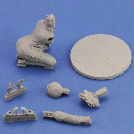 German Officer 'Pin-Up' (75mm) - Royal Model RM847