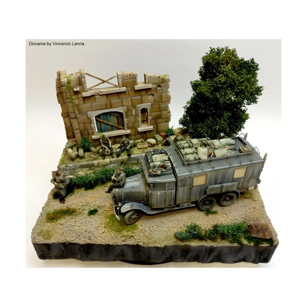 Ruined building section, 1/35 - Royal Model RM927