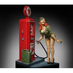 Pin-up at the gas pump (75mm) - Royal Model RM928 2