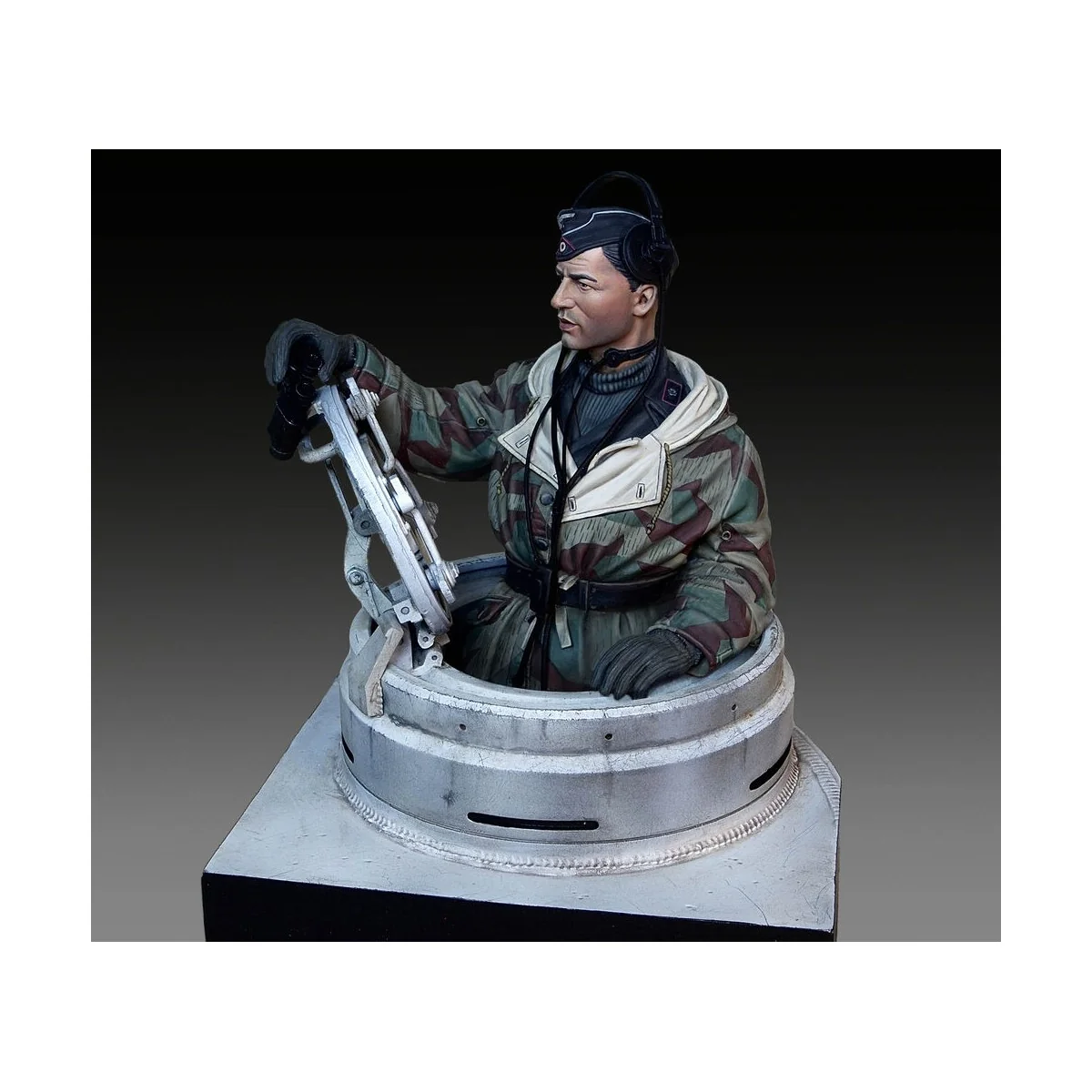 German tanker in winter dress with Tiger I Early cupola, 1/35 - Roy...