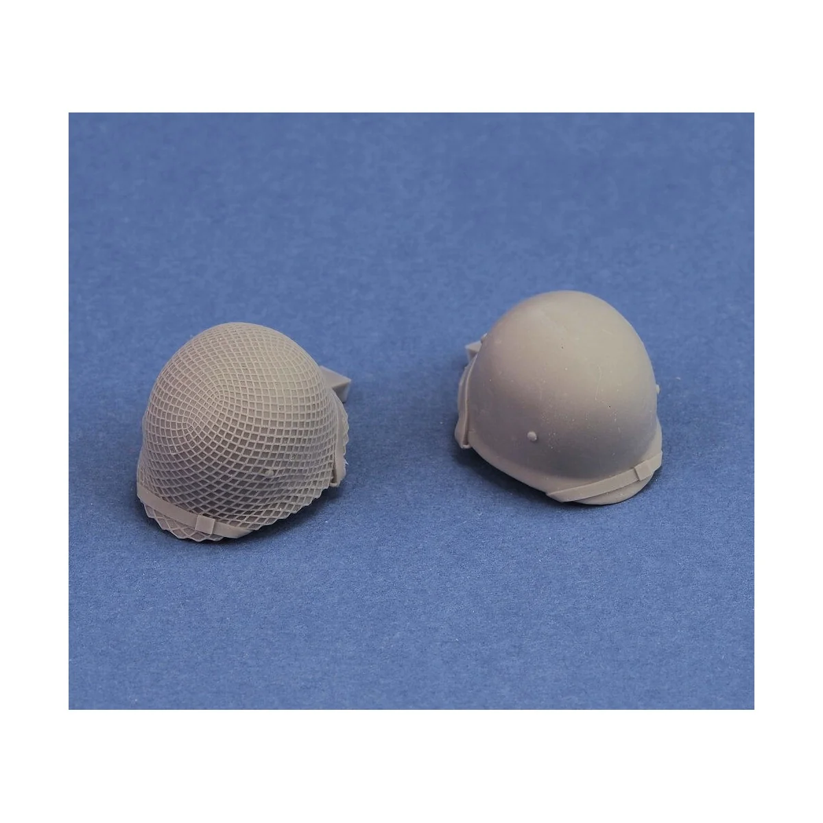 U.S. infantry helmets WWII - 2 pcs., 1/16 - Royal Model RM1006