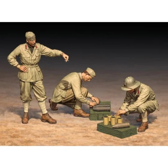 Italian WWII soldiers in North Africa, loading 100/7 100mm artiller...