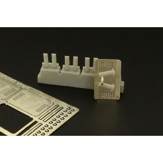 Ukraine police shield (4pcs), 1/72 - Hauler HLH72045