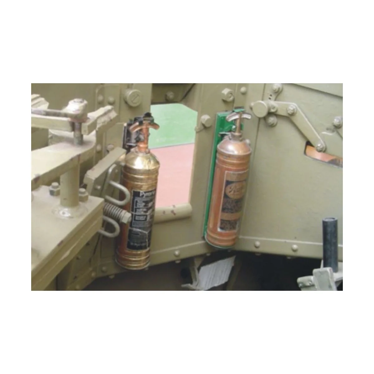 British pyrene FIRE EXTINGUISHER, 1/48 - Hauler HLX48055