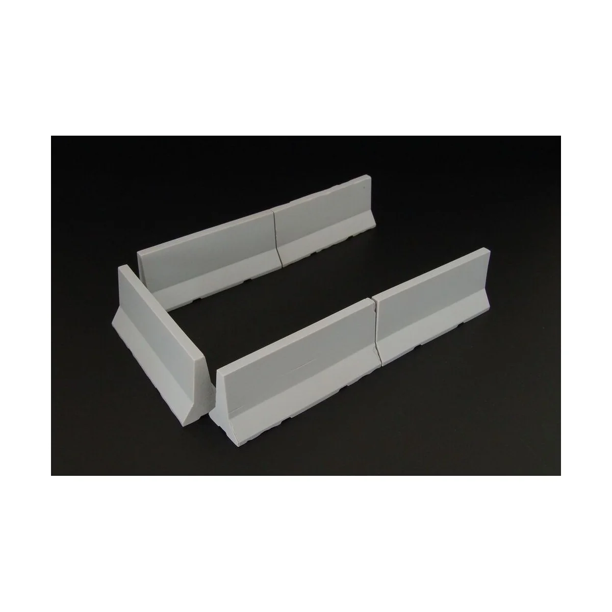 Modern concrete road barriers, 1/48 - Hauler HLF48009