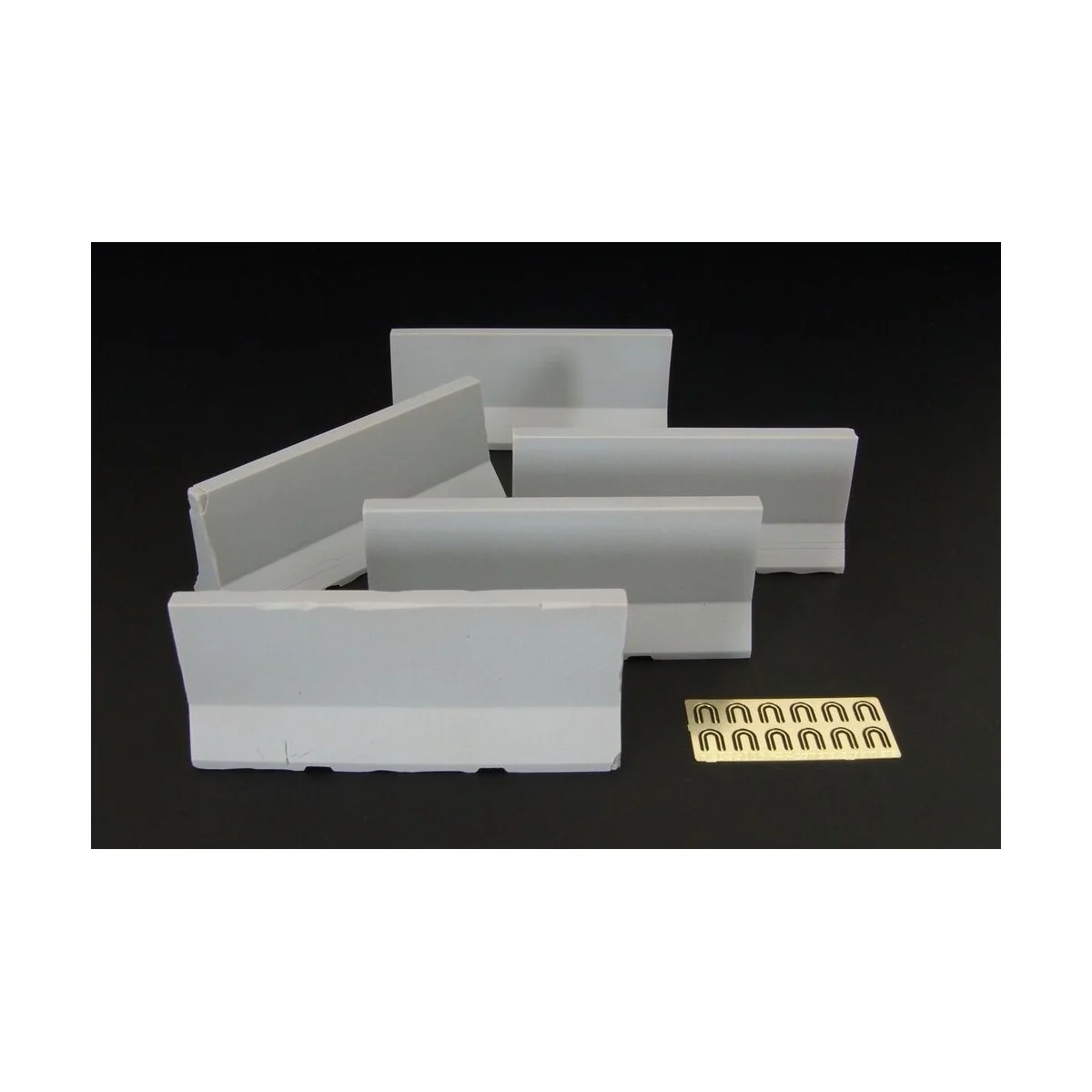 Modern concrete road barriers, 1/35 - Hauler HLC35006