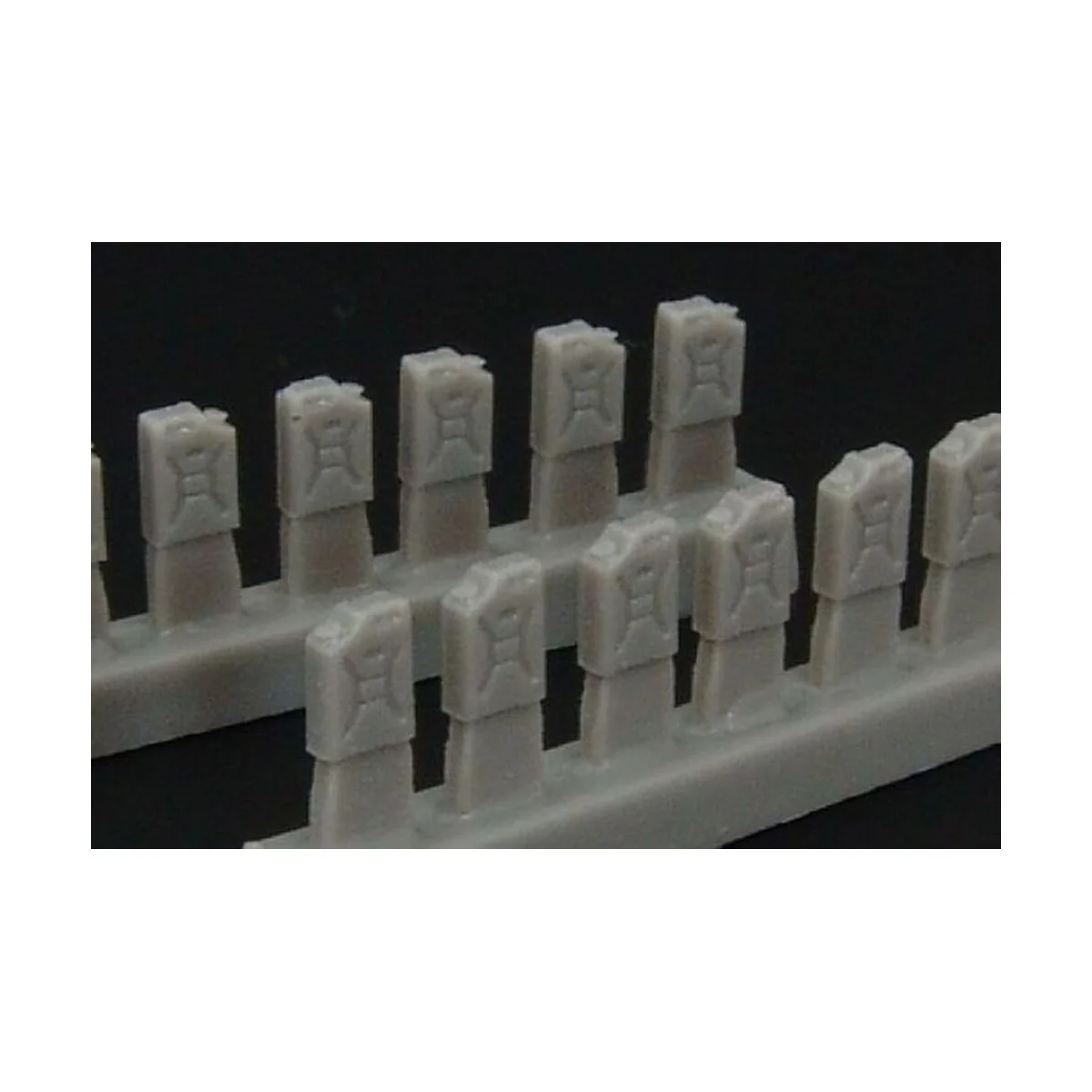 Modern fuel cans, 1/144 - Brengun BRL144011