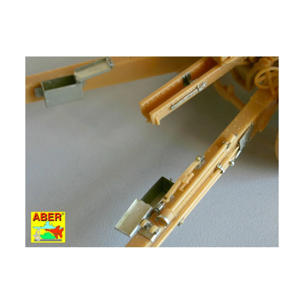 German 105 mm howitzer LeFH 18, 1/35 - Aber Models 35154