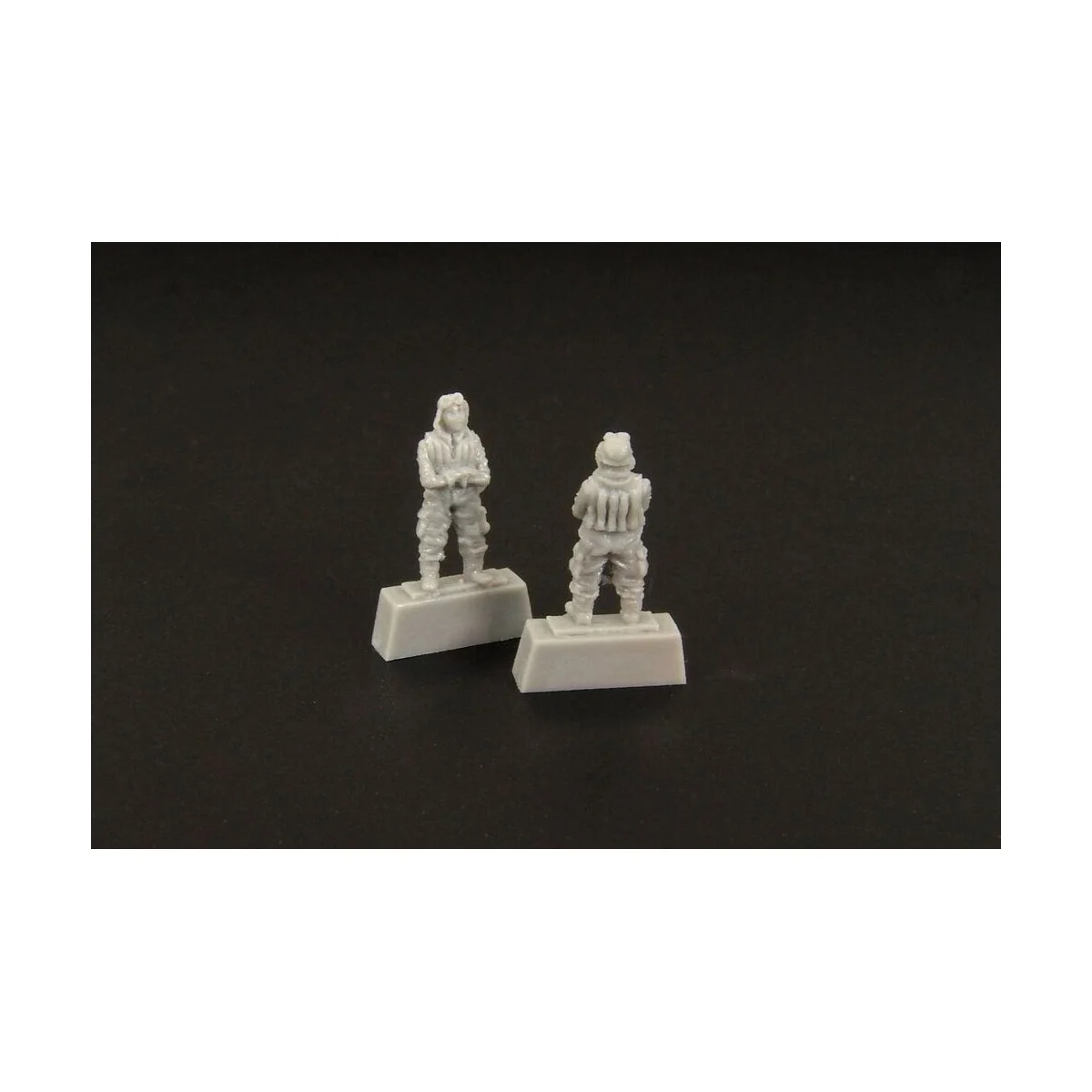 Japanese pilot WWII -(two pieces), 1/144 - Brengun BRL144080