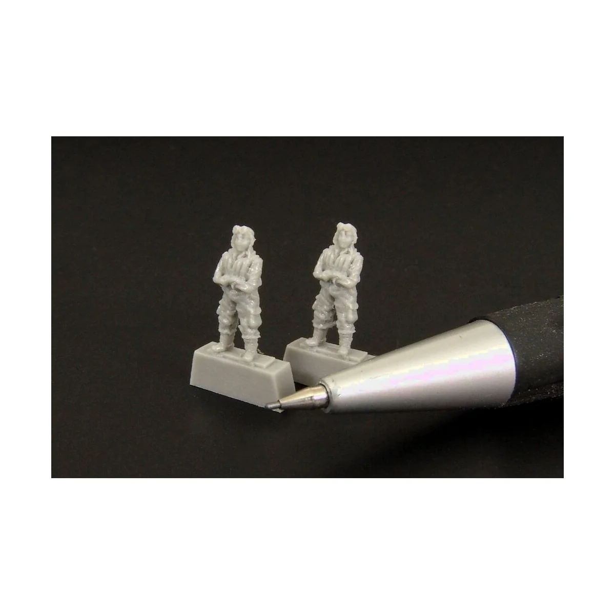 Japanese pilot WWII -(two pieces), 1/144 - Brengun BRL144080