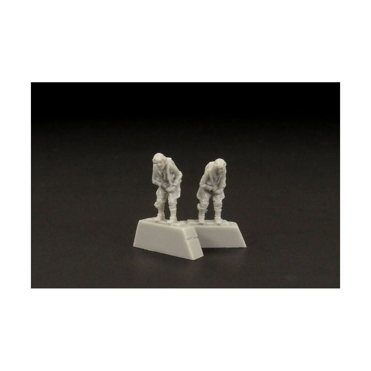 German pilot WWII (two pieces), 1/144 - Brengun BRL144081