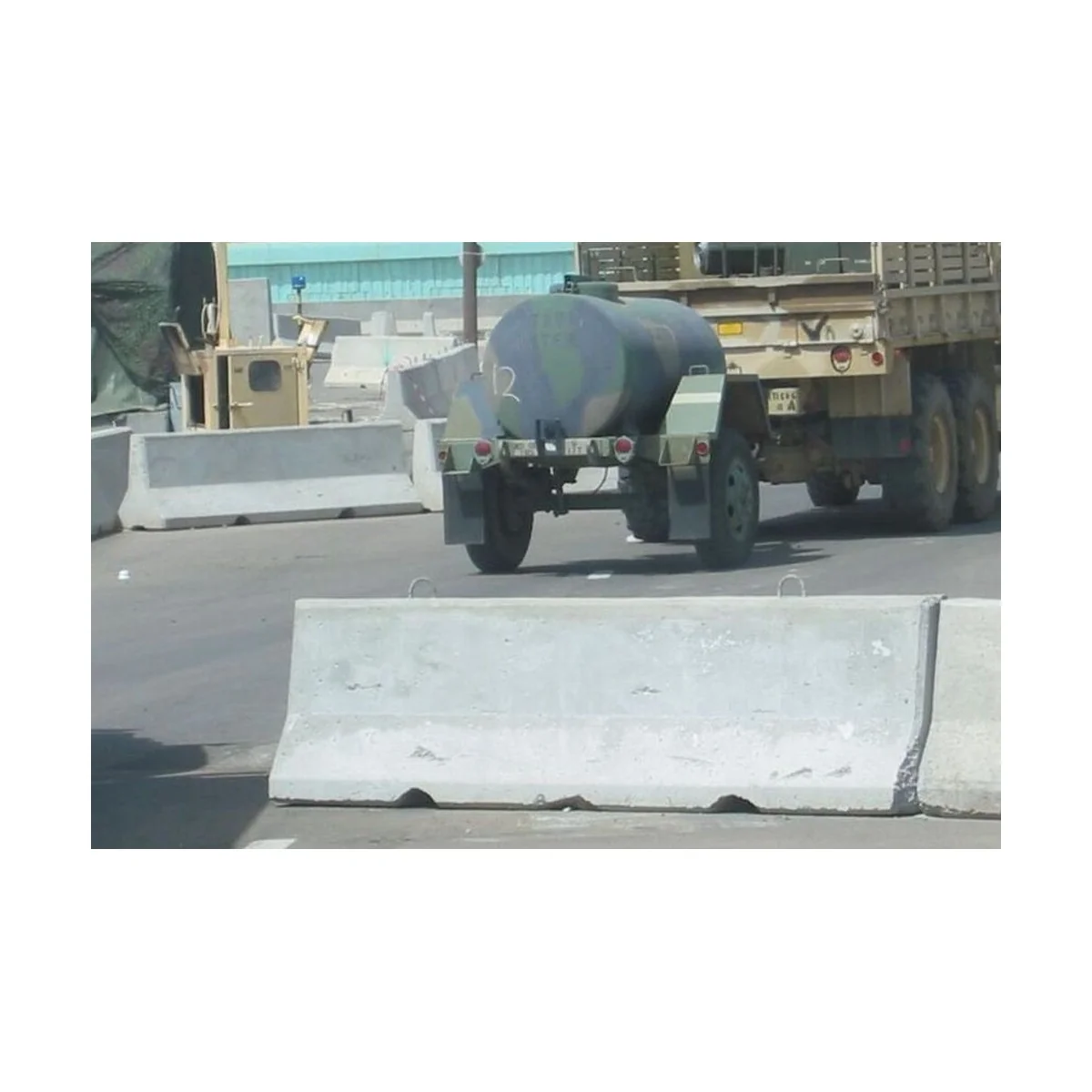 Modern concrete road barriers, 1/72 - Brengun BRL72006