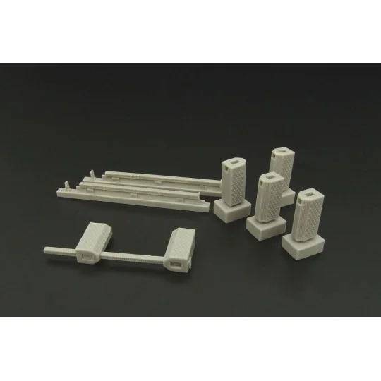 US Navy wheel chocks (modern), 1/32 - Brengun BRL32018