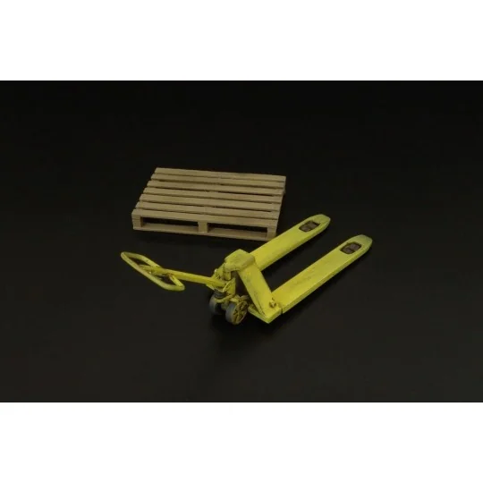 Pallet truck w- palette, 1/32 - Brengun BRL32027