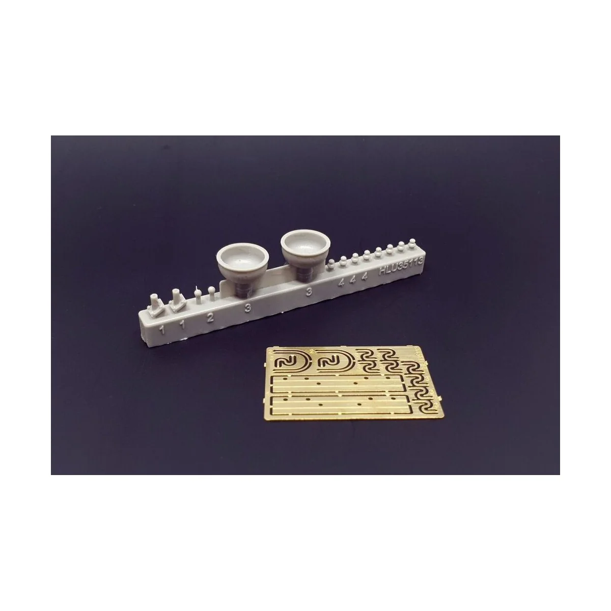 Lamps and telegraph insulators, 1/35 - Hauler HLU35113