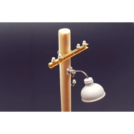 Lamps and telegraph insulators, 1/35 - Hauler HLU35113