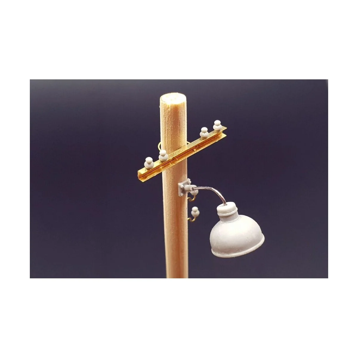 Lamps and telegraph insulators, 1/35 - Hauler HLU35113