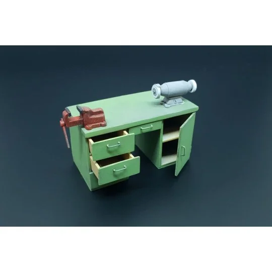 Workbench with table grinder and vise, 1/35 - Hauler HLU35116