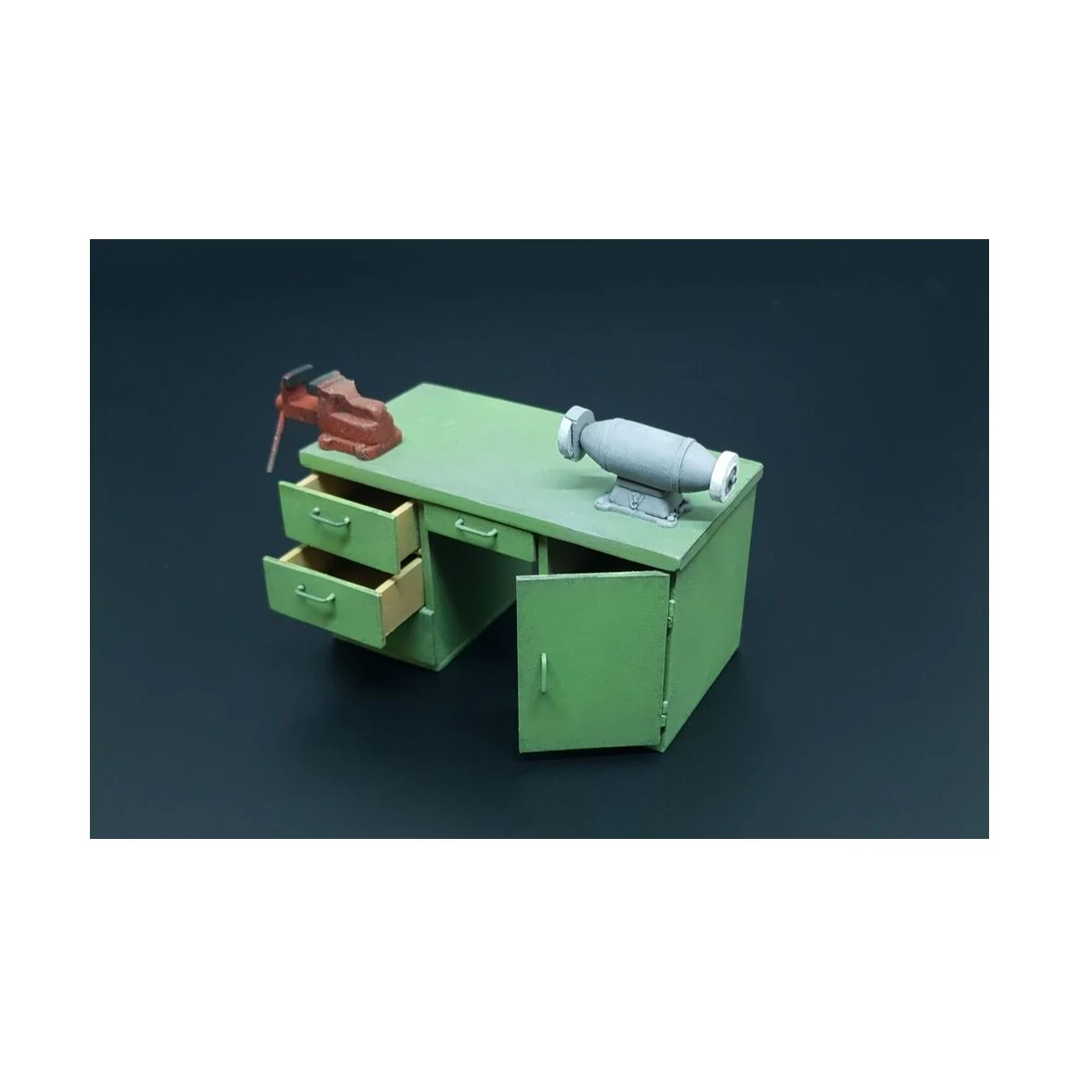 Workbench with table grinder and vise, 1/35 - Hauler HLU35116