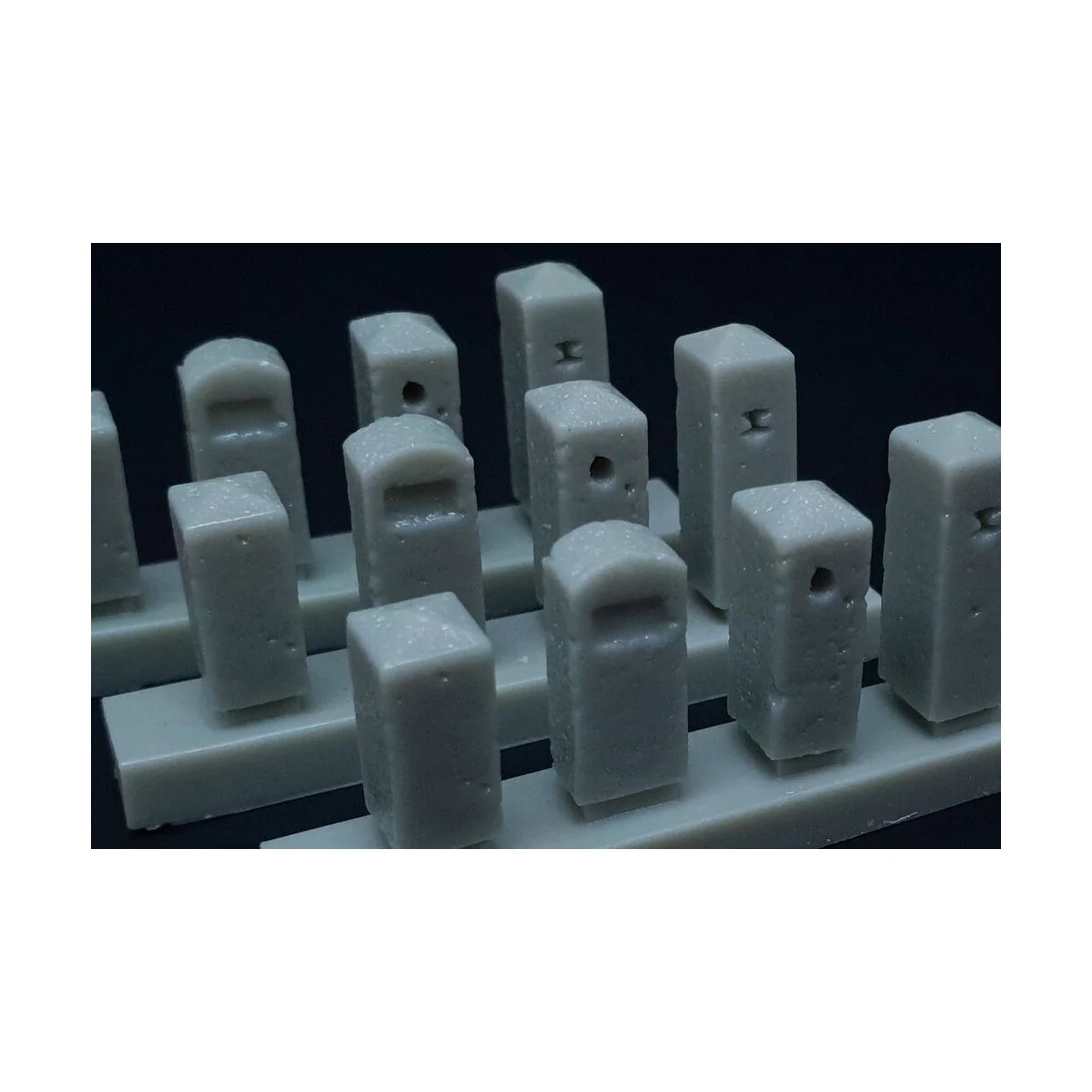 Stone bollards, 1/48 - Hauler HLX48397