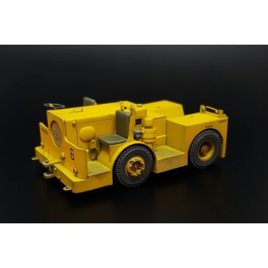 UK Flight Deck Tractor Tugmaster, 1/32 - Brengun BRL32052
