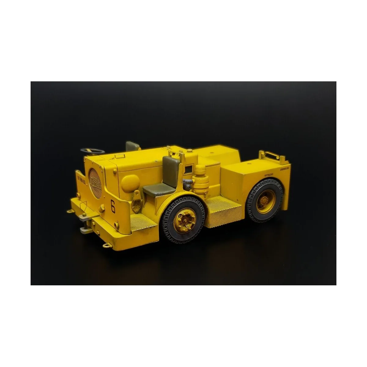 UK Flight Deck Tractor Tugmaster, 1/32 - Brengun BRL32052