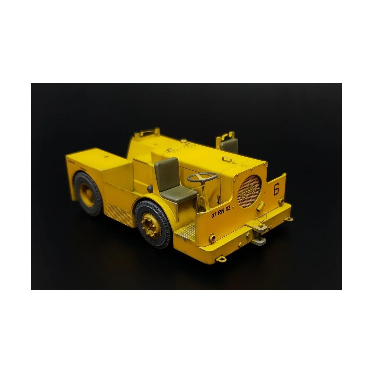 UK Flight Deck Tractor Tugmaster, 1/32 - Brengun BRL32052
